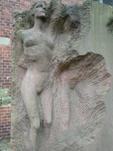 In Stein gehauene Skulptur, welche eine Frau zeigt und einen zweiten verblassenden Menschen. (Alleinmenschen)